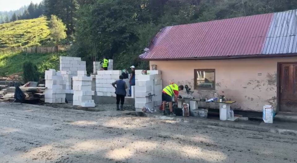 Comunitatea din Bosanci lucrează deja la reconstrucția unei case din Broșteni