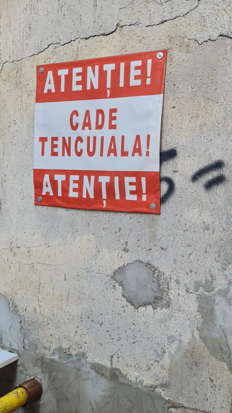 Bucată de tencuială căzută de pe un bloc din Centru, pe o mașină parcată lângă clădire