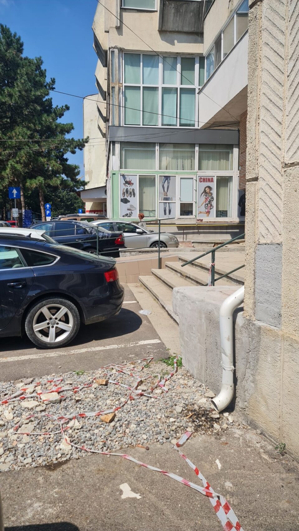 Bucati de tencuială desprinse de pe fațada clădirii