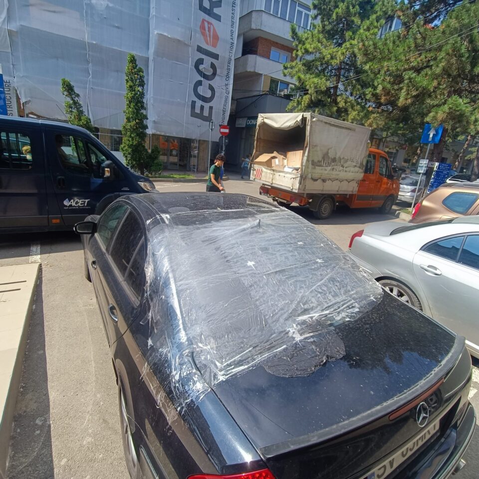 Autoturismul a cărui lunetă a fost spartă de bucățile de tencuială căzute de pe bloc