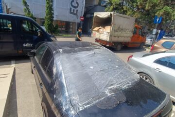 Autoturismul a cărui lunetă a fost spartă de bucățile de tencuială căzute de pe bloc