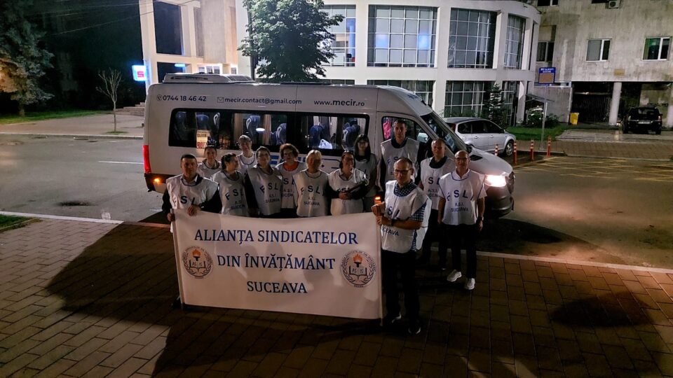 Angajați din școlile sucevene au protestat la sediul Ministerului Educației