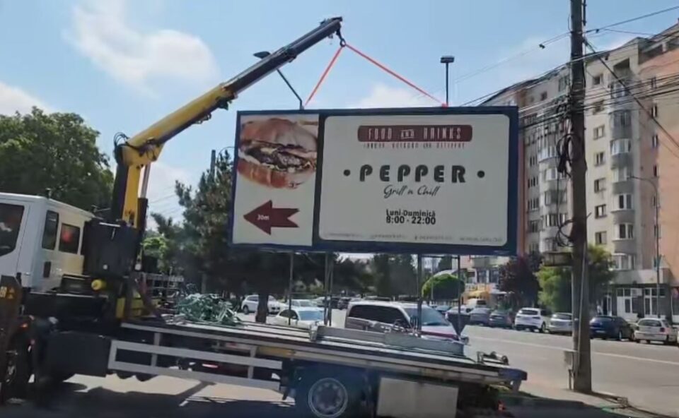 Primăria Suceava a demarat acțiunea de desființare a panourilor publicitare neconforme