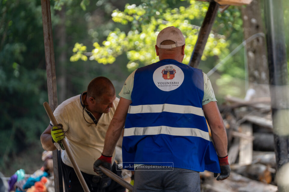 Arhiepiscopia Sucevei și Rădăuților continuă să ofere sprijin comunităților afectate de inundații