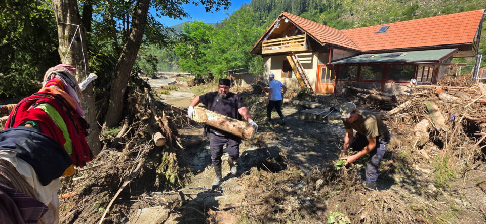 Arhiepiscopia Sucevei și Rădăuților continuă să ofere sprijin comunităților afectate de inundații