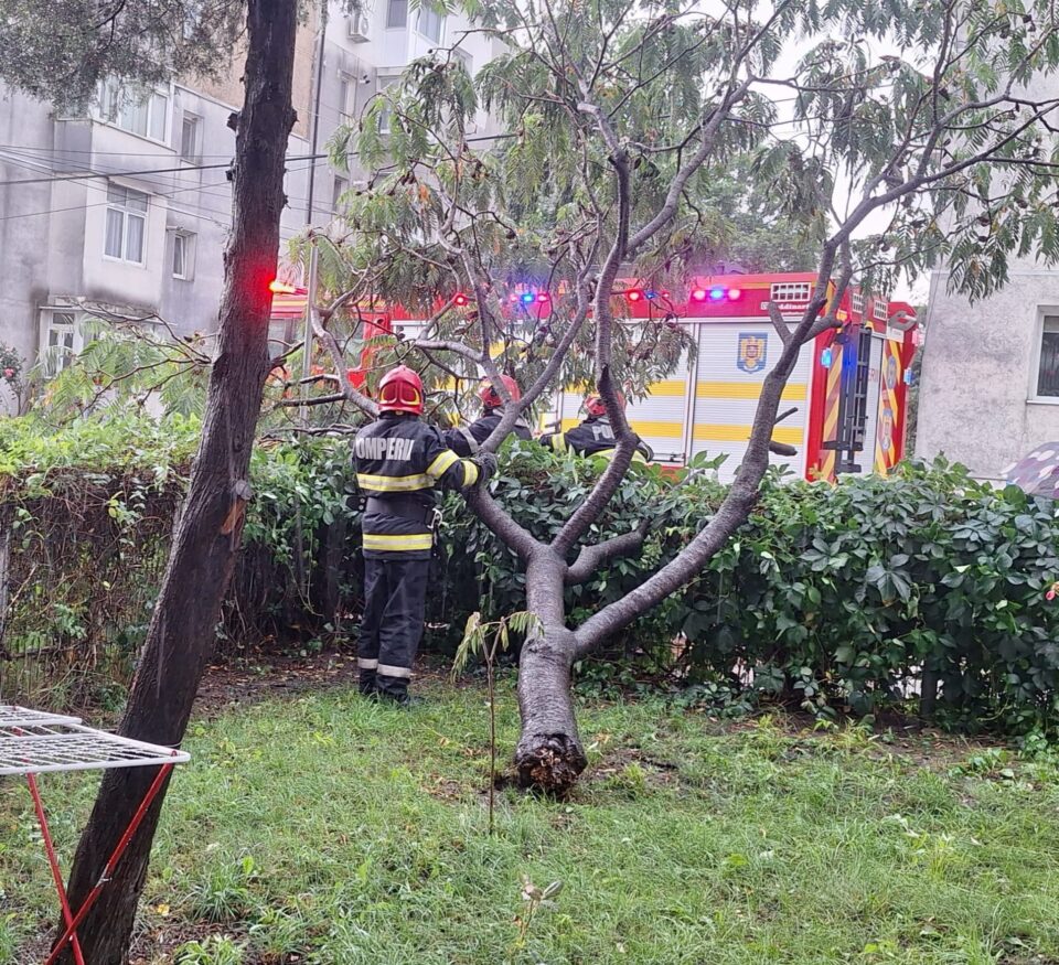 Ploaia puternică a inundat zona Bazarului din Suceava. La Fălticeni, un copac a căzut peste o mașină