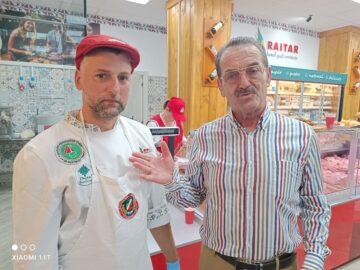 Patronul Raitar Grigore Florea impreuna cu tehnicianul Ciprian Irimia