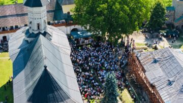 Peste 1.000 de credincioși ortodocși au fost participat la slujba oficiată de Preasfințitul Părinte Nectarie de Bogdania de hramul Mănăstirii Slatina