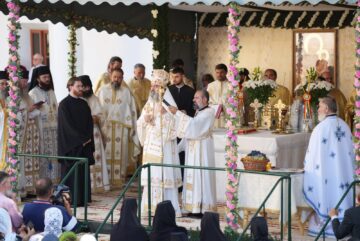 Peste 1.000 de credincioși ortodocși au fost participat la slujba oficiată de Preasfințitul Părinte Nectarie de Bogdania de hramul Mănăstirii Slatina