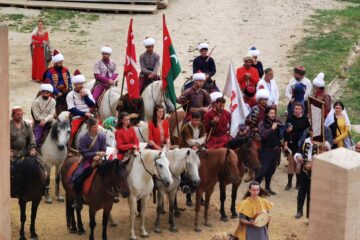 Peste 500 de cavaleri, domnițe și păpușari, din opt țări, vor participa la parada cu făclii, în prima zi a Festivalului Medieval „Ștefan cel Mare”