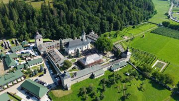 Peste 1.000 de credincioși ortodocși au fost participat la slujba oficiată de Preasfințitul Părinte Nectarie de Bogdania de hramul Mănăstirii Slatina