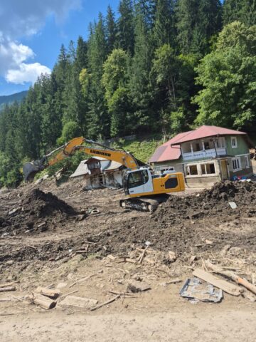 Primarul din Cornu Luncii, Gheorghe Fron, a mers în Broșteni cu un transport consistent de ajutoare pentru sinistrați