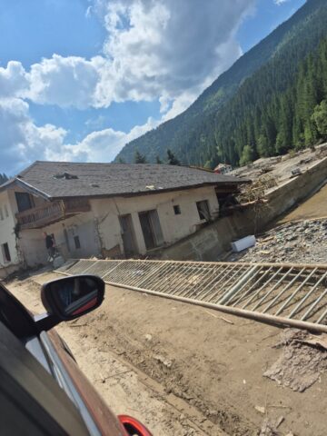 Primarul din Cornu Luncii, Gheorghe Fron, a mers în Broșteni cu un transport consistent de ajutoare pentru sinistrați