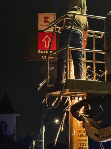 Zeci de mijloace publicitare desființate noaptea, în municipiul Suceava