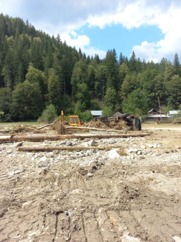 Primarul din Cornu Luncii, Gheorghe Fron, a mers în Broșteni cu un transport consistent de ajutoare pentru sinistrați
