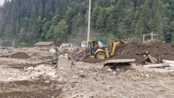 Primarul din Cornu Luncii, Gheorghe Fron, a mers în Broșteni cu un transport consistent de ajutoare pentru sinistrați
