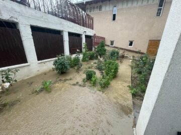 Terenul din laterala bisericii Sf Vasile cel mare, inundat de apele pluviale