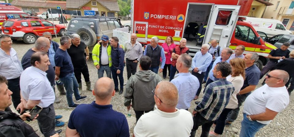 Județul Bacău a trimis la Broșteni un transport impresionant de ajutoare, iar autoritățile au acordat un sprijin de 800.000 de lei