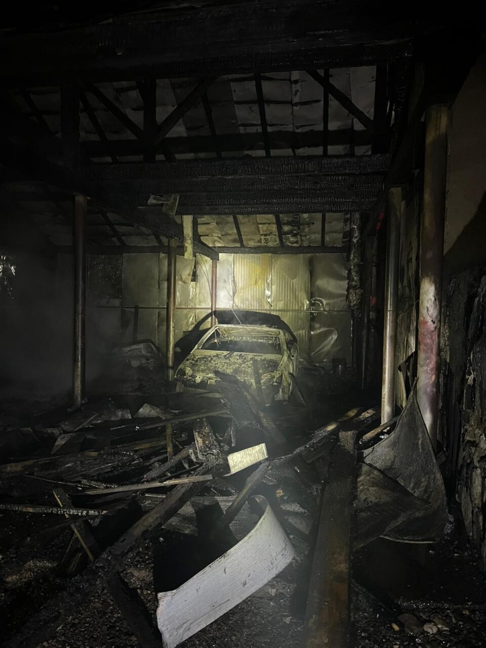 Un puternic incendiu care a cuprins un garaj s-a extins și la o locuință anexă