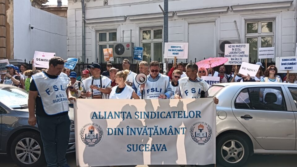 Angajați din învățământul preuniversitar au pichetat joi, pentru a șaptea zi, sediul Ministerului Educației