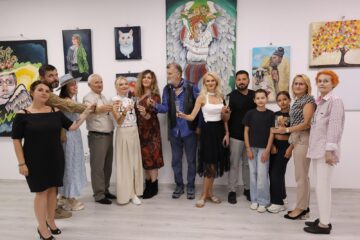 Andra Mihalescu – Tzwtzu, artista din Suceava care pictează lumi, „Între lumi”