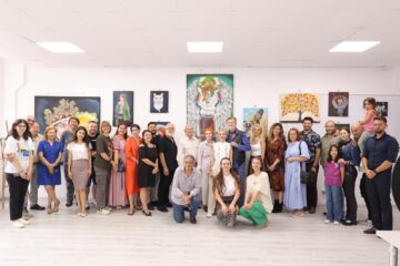 Andra Mihalescu – Tzwtzu, artista din Suceava care pictează lumi, „Între lumi”