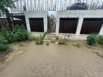 Terenul din laterala bisericii Sf Vasile cel Mare, inundat de apele pluviale