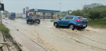 Apa care se adună pe stradă, în fața bisericii Sf Vasile cel Mare, la orice ploaie mai serioasă