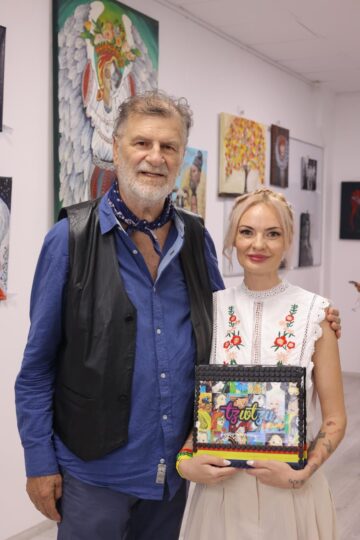 Andra Mihalescu – Tzwtzu, artista din Suceava care pictează lumi, „Între lumi”