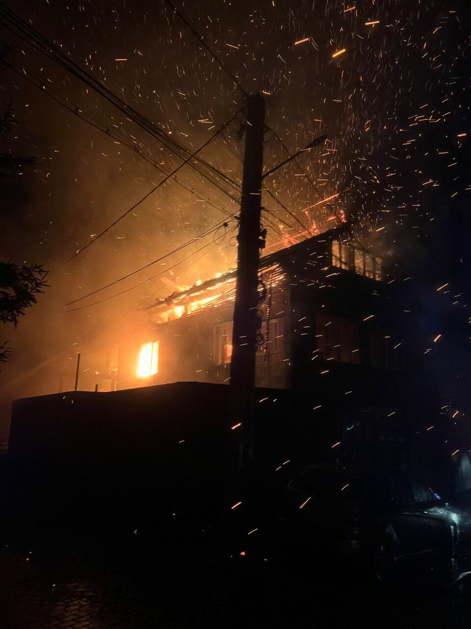 Un puternic incendiu care a cuprins un garaj s-a extins și la o locuință anexă