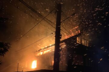 Un puternic incendiu care a cuprins un garaj s-a extins și la o locuință anexă