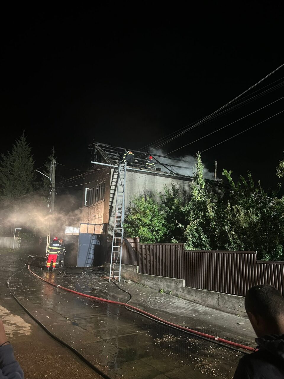 Un puternic incendiu care a cuprins un garaj s-a extins și la o locuință anexă