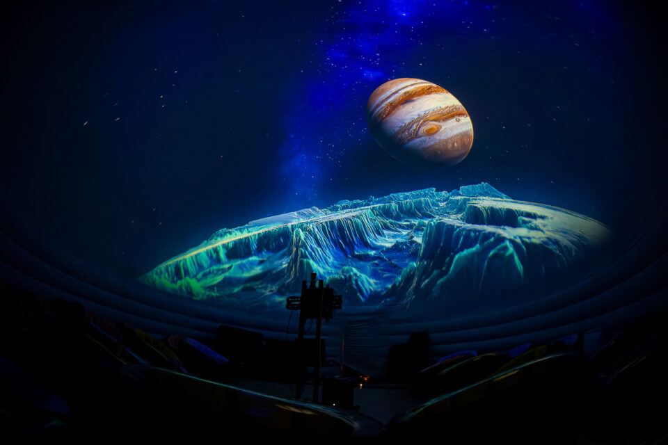 Planetariul gonflabil „a aterizat” la Iulius Mall Suceava. Călătorii fascinante pline de culoare și dinamism, prin spațiu și timp