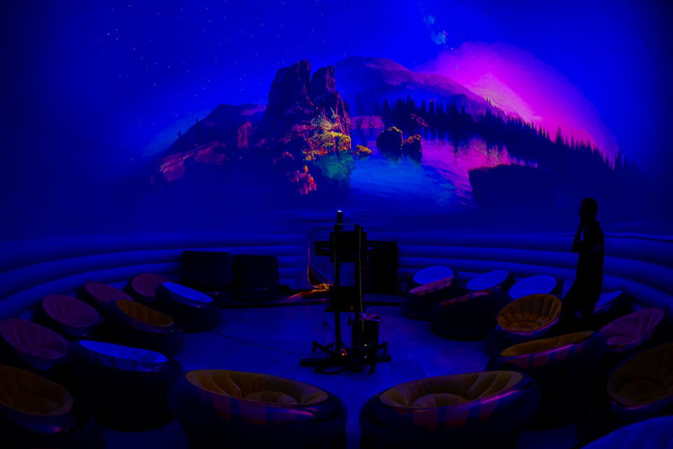 Planetariul gonflabil „a aterizat” la Iulius Mall Suceava. Călătorii fascinante pline de culoare și dinamism, prin spațiu și timp