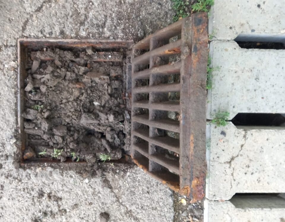 Intervenții de decolmatare a gurilor de scurgere a apelor pluviale, pe 20 de străzi din Suceava