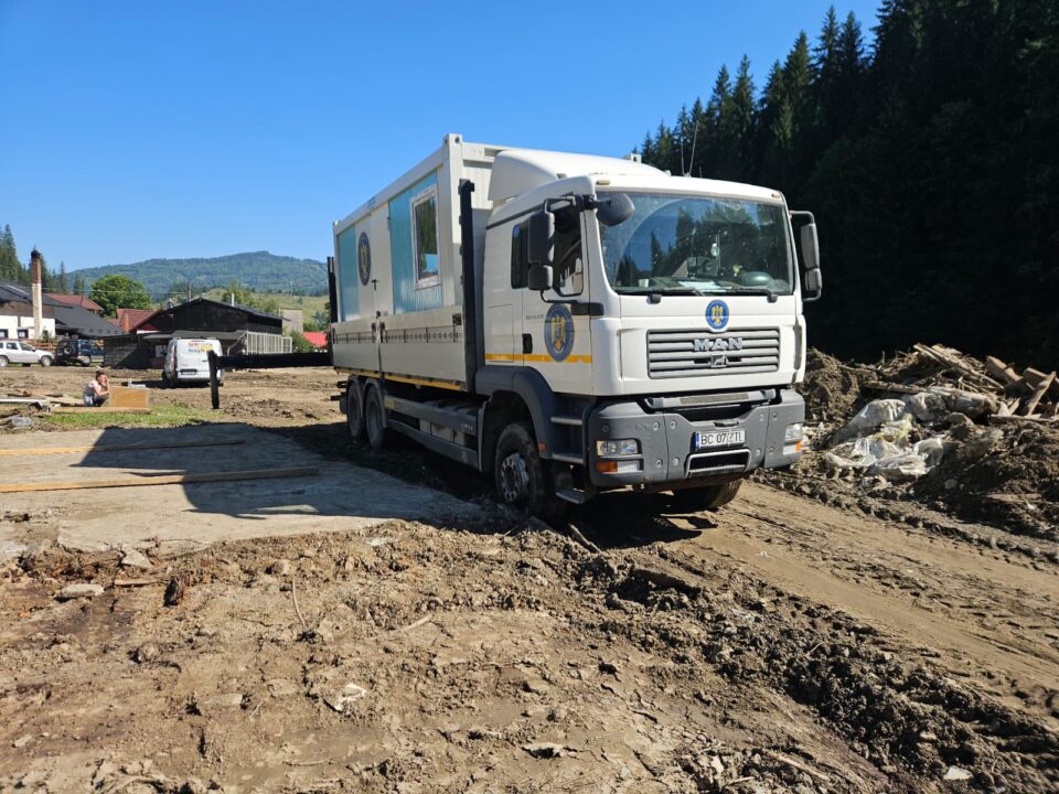 În orașul Broșteni au ajuns încă 30 de construcții modulare pentru sinistrați