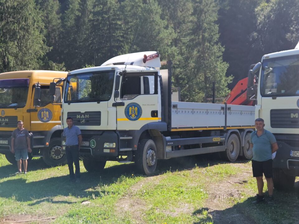 În orașul Broșteni au ajuns încă 30 de construcții modulare pentru sinistrați
