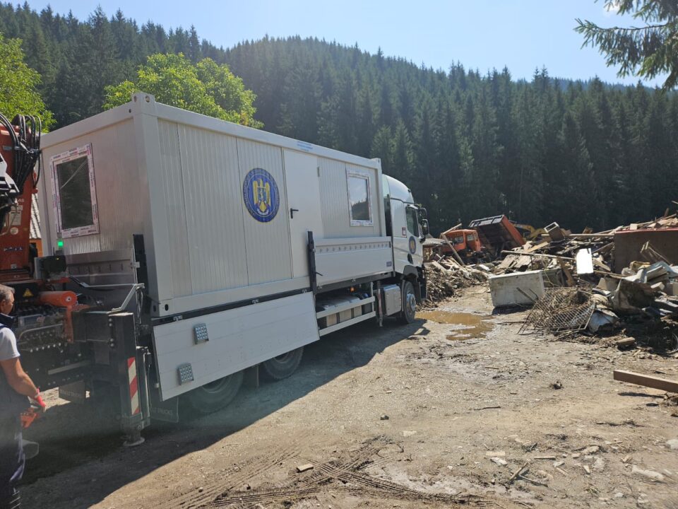 În orașul Broșteni au ajuns încă 30 de construcții modulare pentru sinistrați