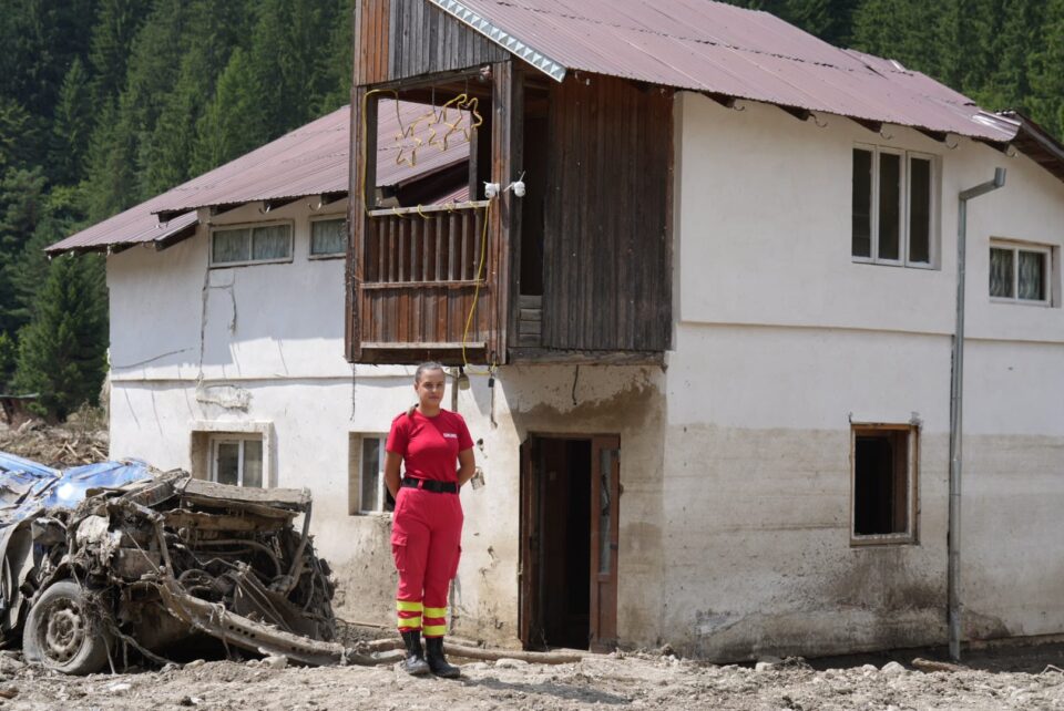 O tânără de 18 ani, sinistrată și salvatoare pentru alții, în același timp, la Broșteni
