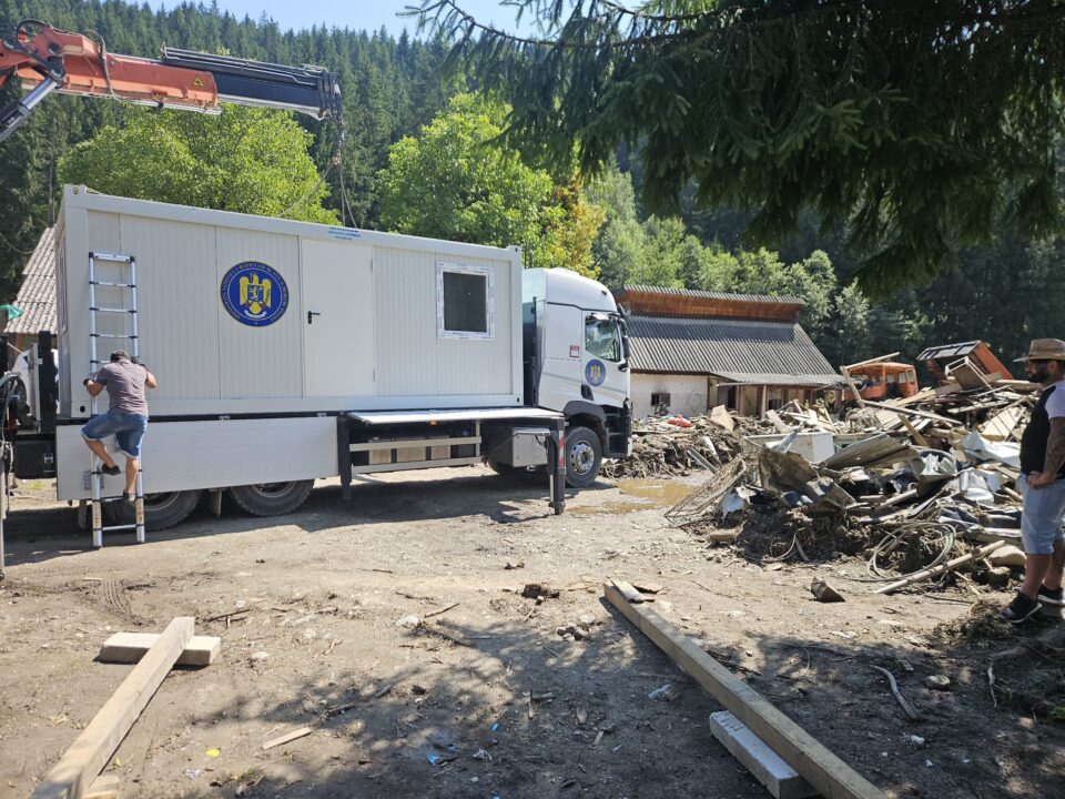 În orașul Broșteni au ajuns încă 30 de construcții modulare pentru sinistrați