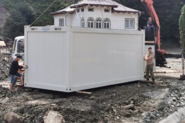 În orașul Broșteni au ajuns încă 30 de construcții modulare pentru sinistrați