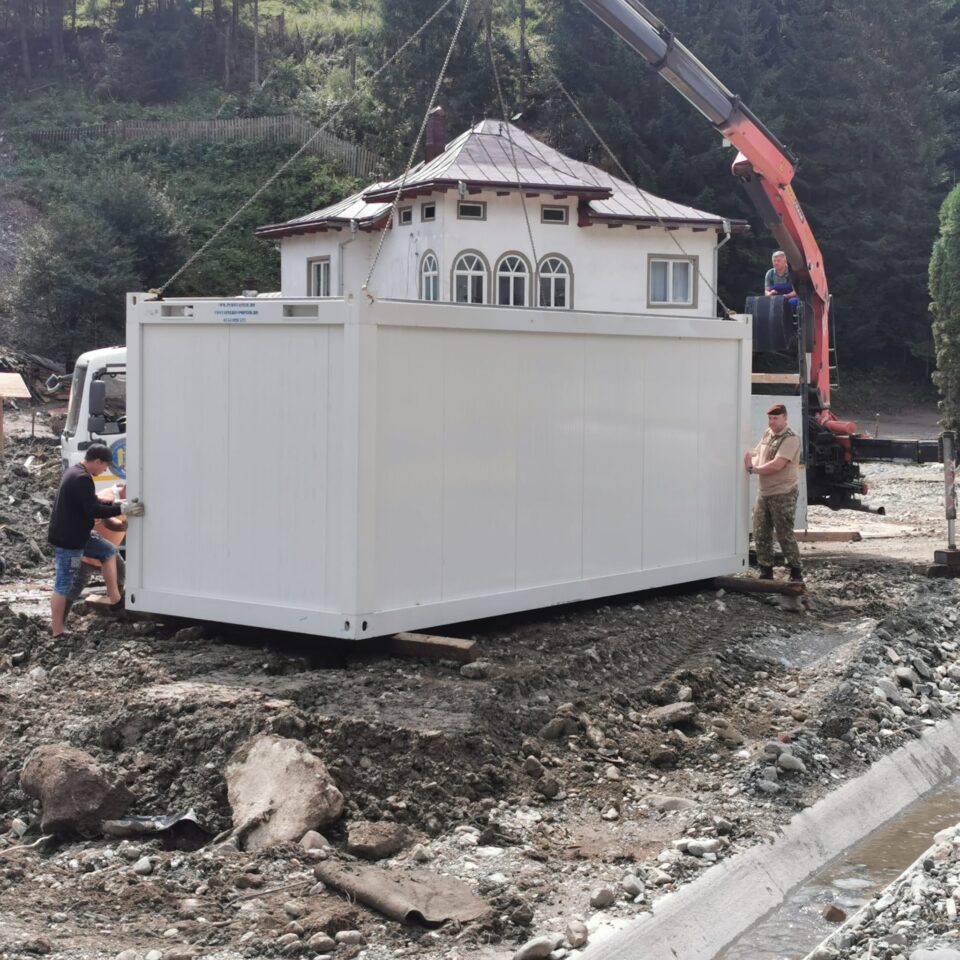 În orașul Broșteni au ajuns încă 30 de construcții modulare pentru sinistrați