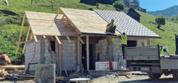 Șoldan anunță că toate casele din Broșteni afectate grav de inundații și-au găsit constructori, fără bani de la Guvern