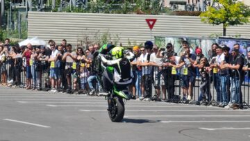 Acrobații pe motociclete, fum și vuiet de motoare la finalul paradei Bucovina MotorFest