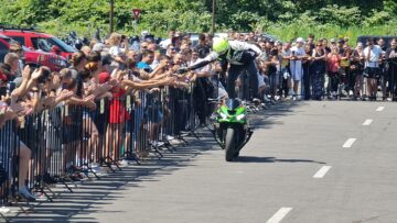 Acrobații pe motociclete, fum și vuiet de motoare la finalul paradei Bucovina MotorFest