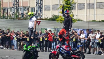 Acrobații pe motociclete, fum și vuiet de motoare la finalul paradei Bucovina MotorFest