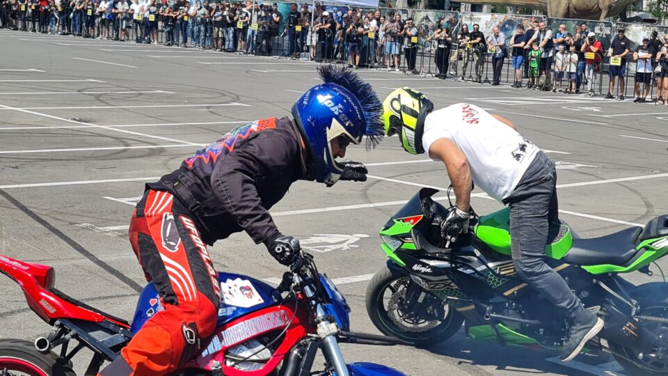 Acrobații pe motociclete, fum și vuiet de motoare la finalul paradei Bucovina MotorFest
