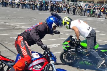 Acrobații pe motociclete, fum și vuiet de motoare la finalul paradei Bucovina MotorFest