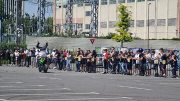 Acrobații pe motociclete, fum și vuiet de motoare la finalul paradei Bucovina MotorFest