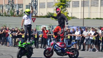 Acrobații pe motociclete, fum și vuiet de motoare la finalul paradei Bucovina MotorFest